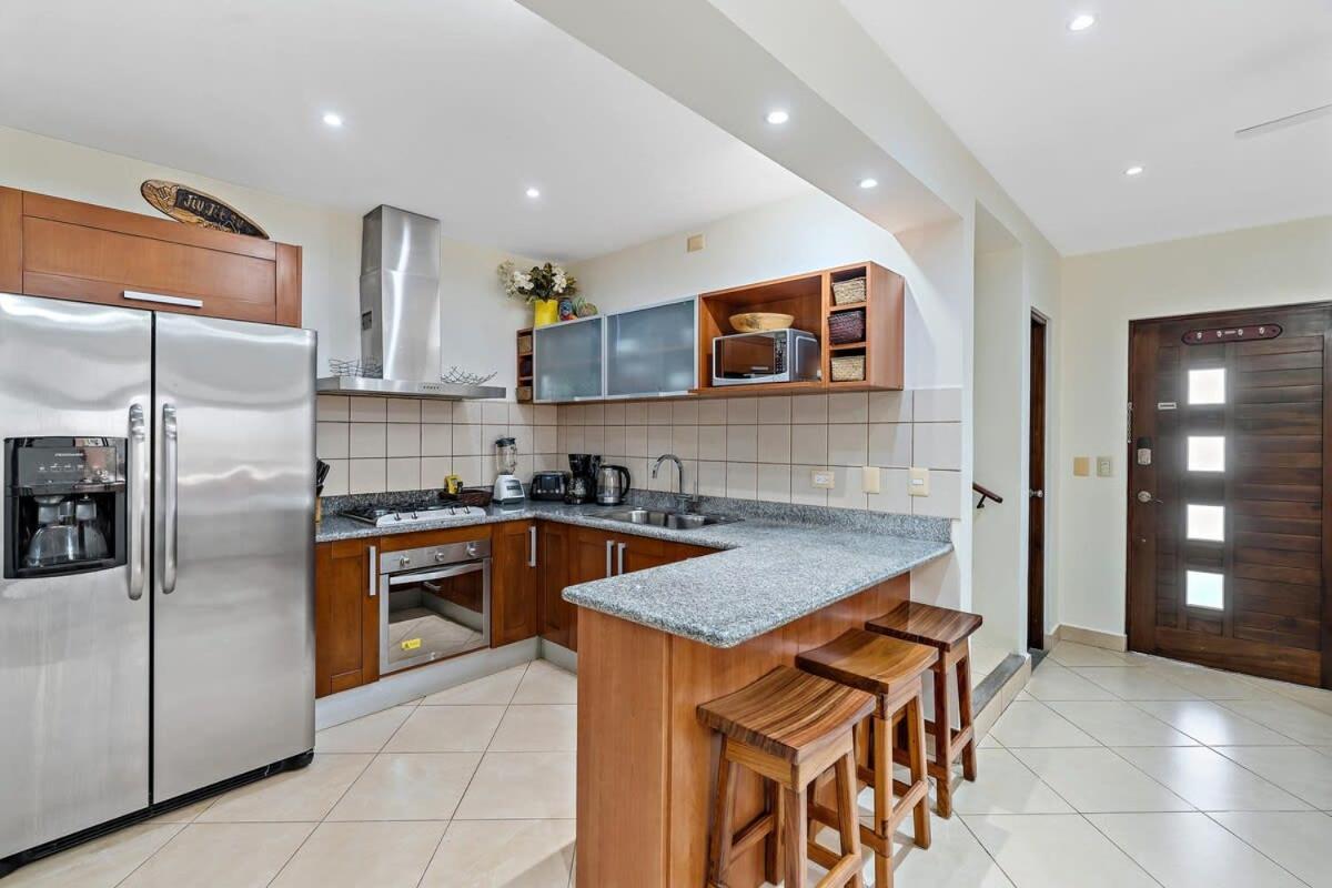 Сasa de vacaciones Fabulous 2-story With Big Pool - Short Drive To Beaches *