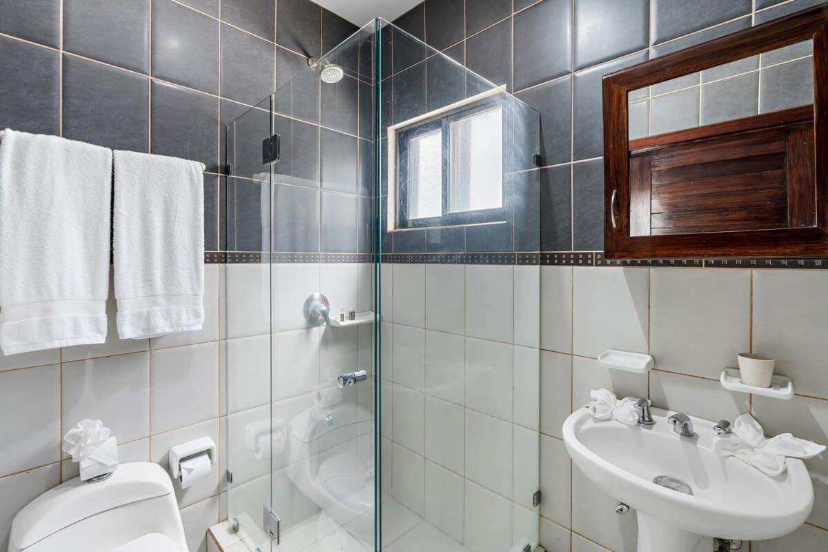 Сasa de vacaciones Fabulous 2-story With Big Pool - Short Drive To Beaches